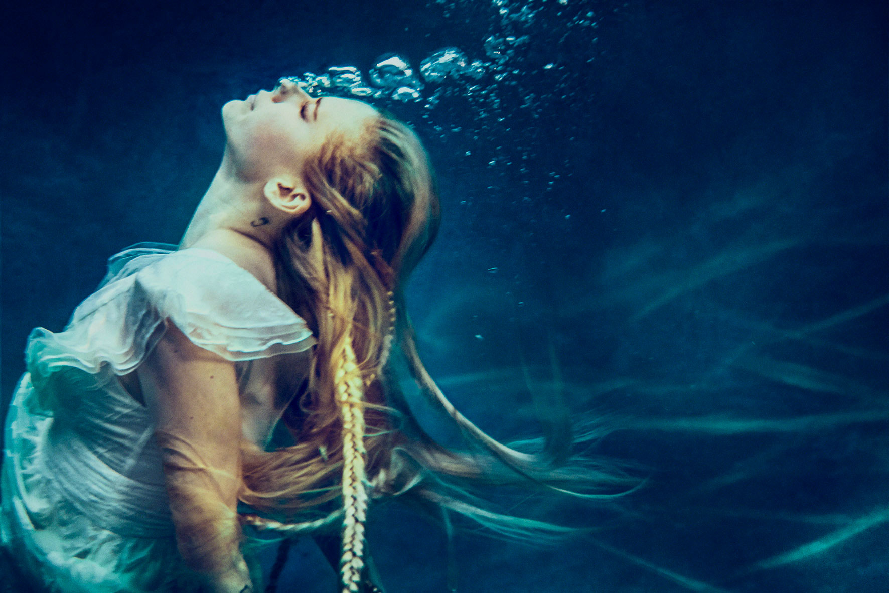 AVRIL_LAVIGNE_HEAD-_ABOVE_WATER_07